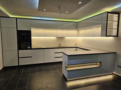 Zeitgemäße Küche mit beleuchteter Design‑Insel Moderne, helle Küche mit weißen Schränken und beleuchtetem Arbeitsbereich.